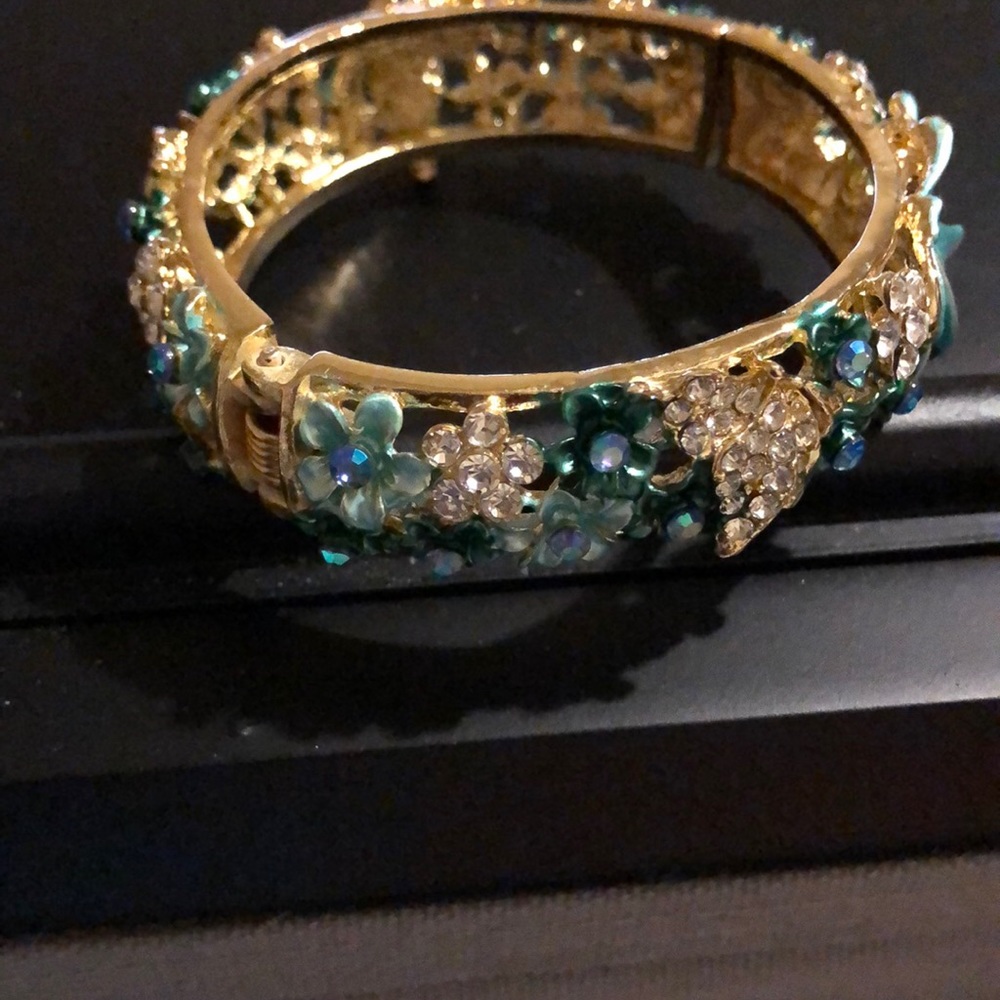 Women’s magnetic clasped bracelet - Picture 2 of 6